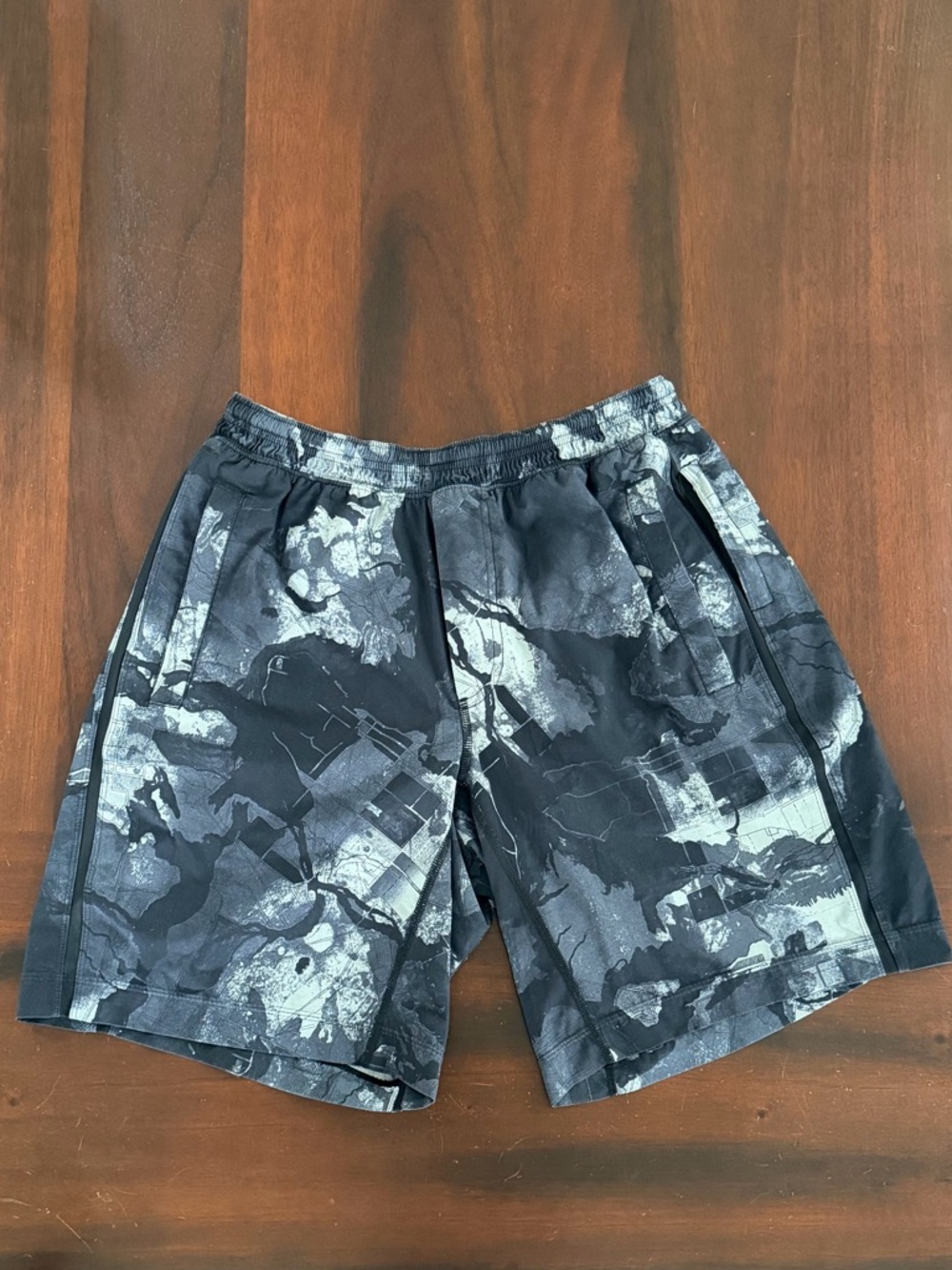 Lululemon Pace Breaker Short 9" with Liner Grey Black Print - Size Men's Large